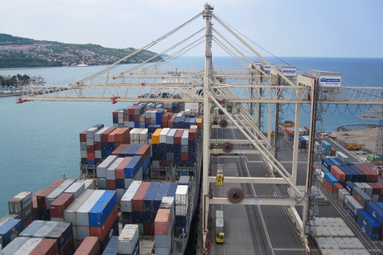 liebherr-post-panamax-ship-to-shore-container-crane-koper-slovenia_img_560x375 - Copie