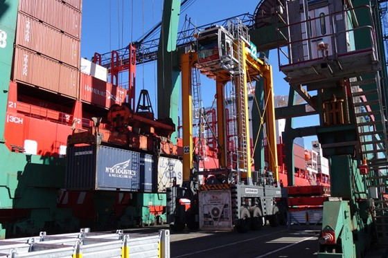 liebherr-straddle-carrier-port_of_lyttelton_img_560x375