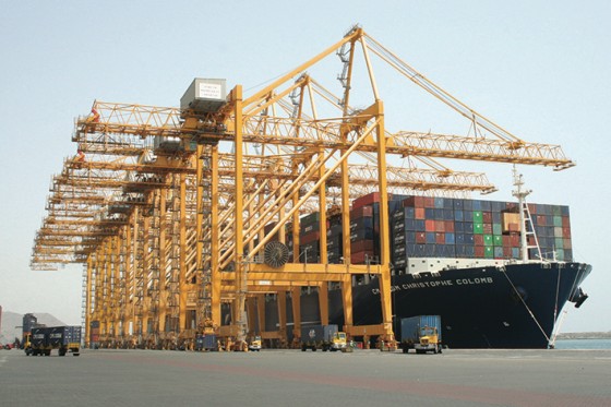 liebherr-super-post-panamax-ship-to-shore-container-crane-khorfakkan-uae_img_560x375